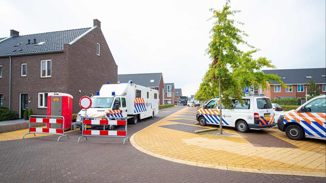 De politie is nog volop in de wijk Stadshagen aanwezig