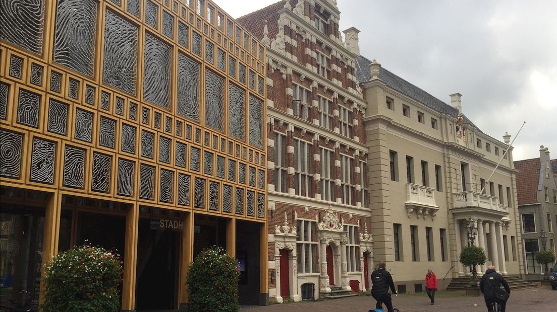 Stadhuis en stadskantoor aan het Grote Kerkhof in Deventer