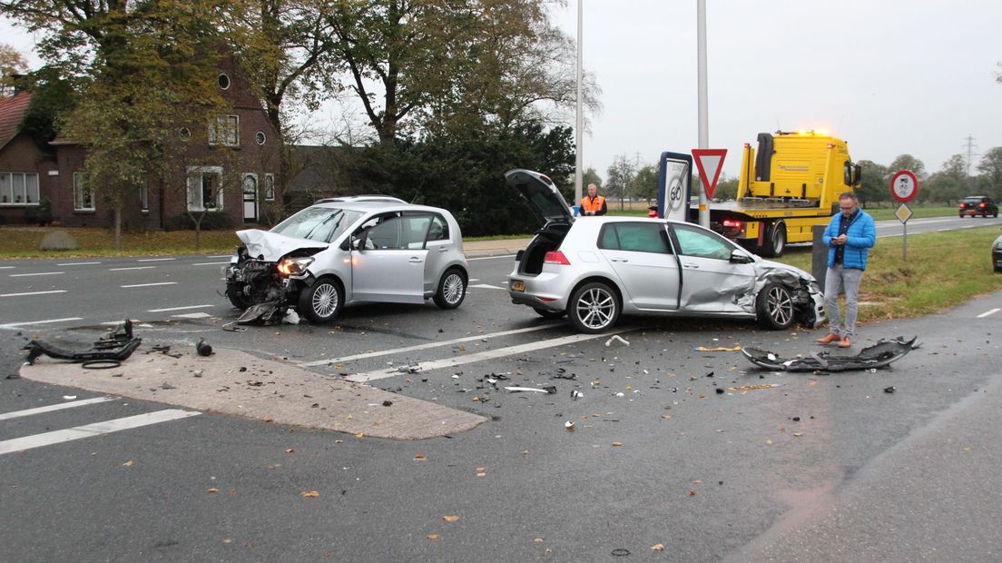 Frontale botsing tussen auto's op N350 bij Rijssen