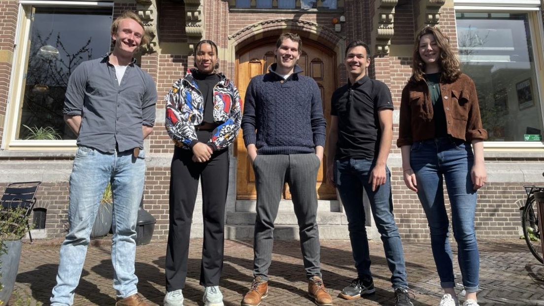 Het nieuwe bestuur van de Landelijke Studentenvakbond met helemaal links Midas Bosman