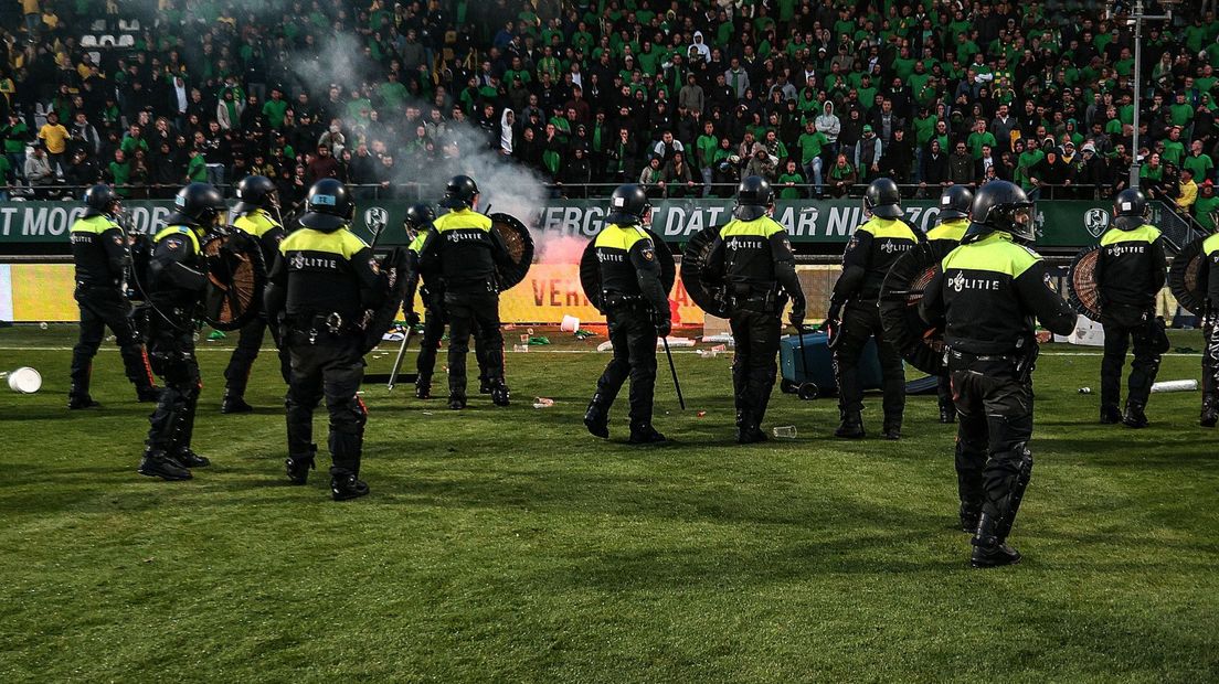 De ME betrad het veld tijdens ADO Den Haag - Excelsior