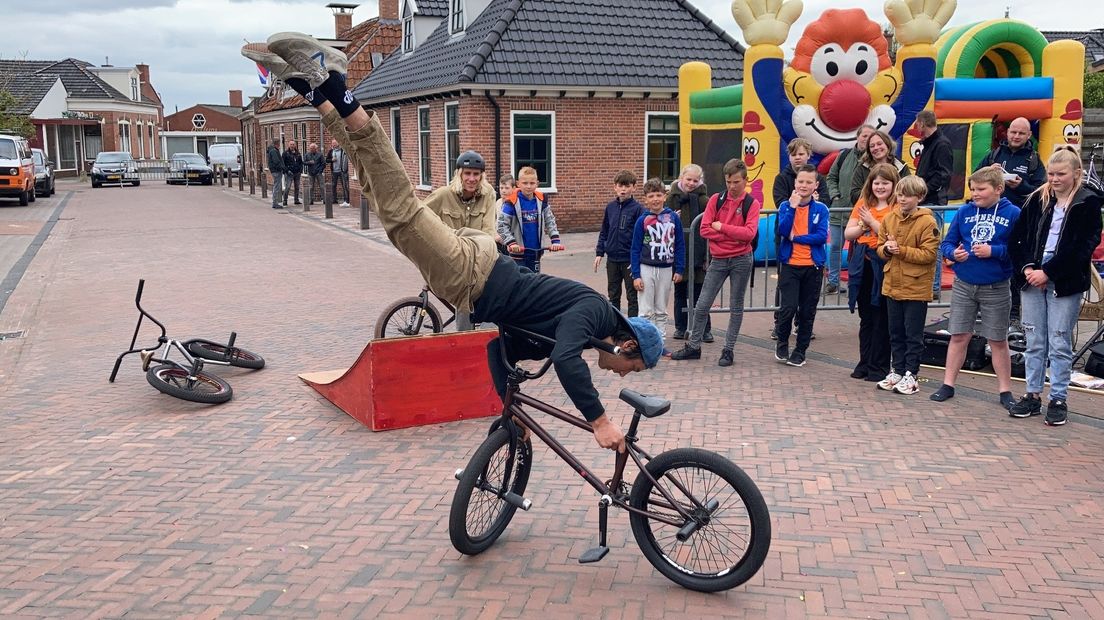 Sietse van Berkel laat stunts zien op zijn BMX