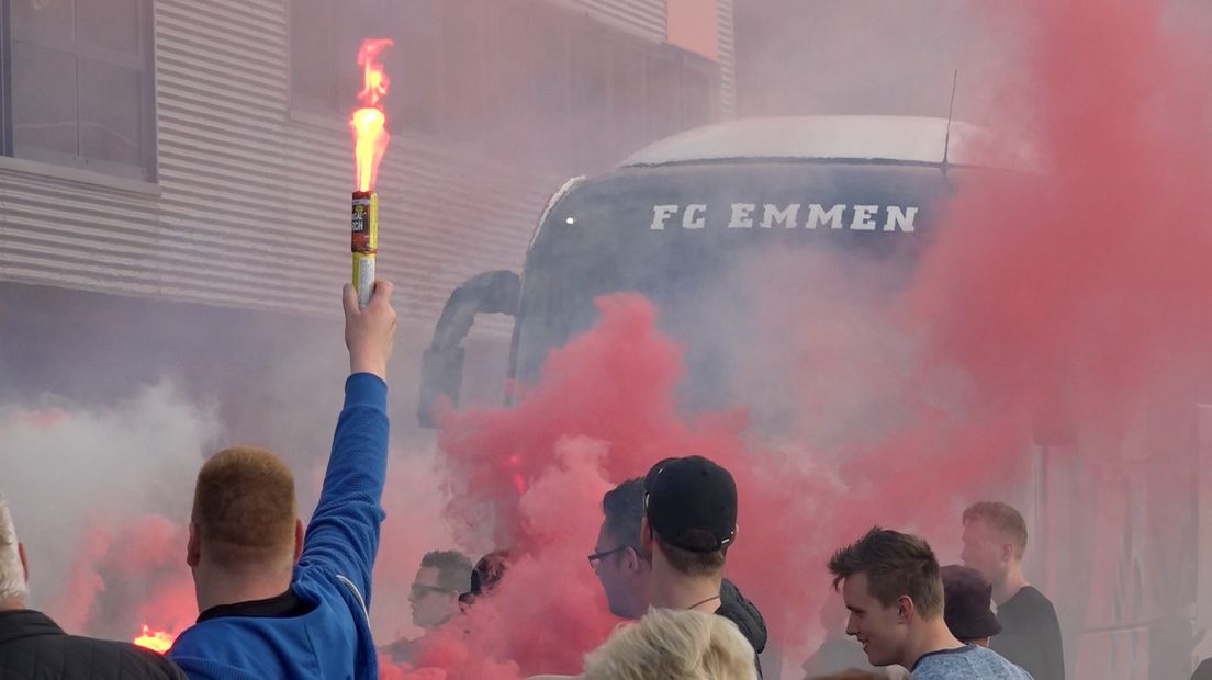 Zo'n 200 supporters zwaaiden FC Emmen aan het begin van de avond uit bij het stadion