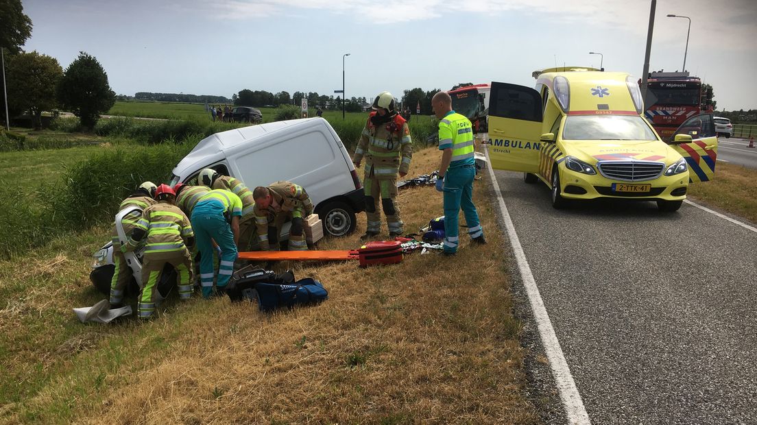Bij het ongeluk raakte ten minste een persoon gewond.