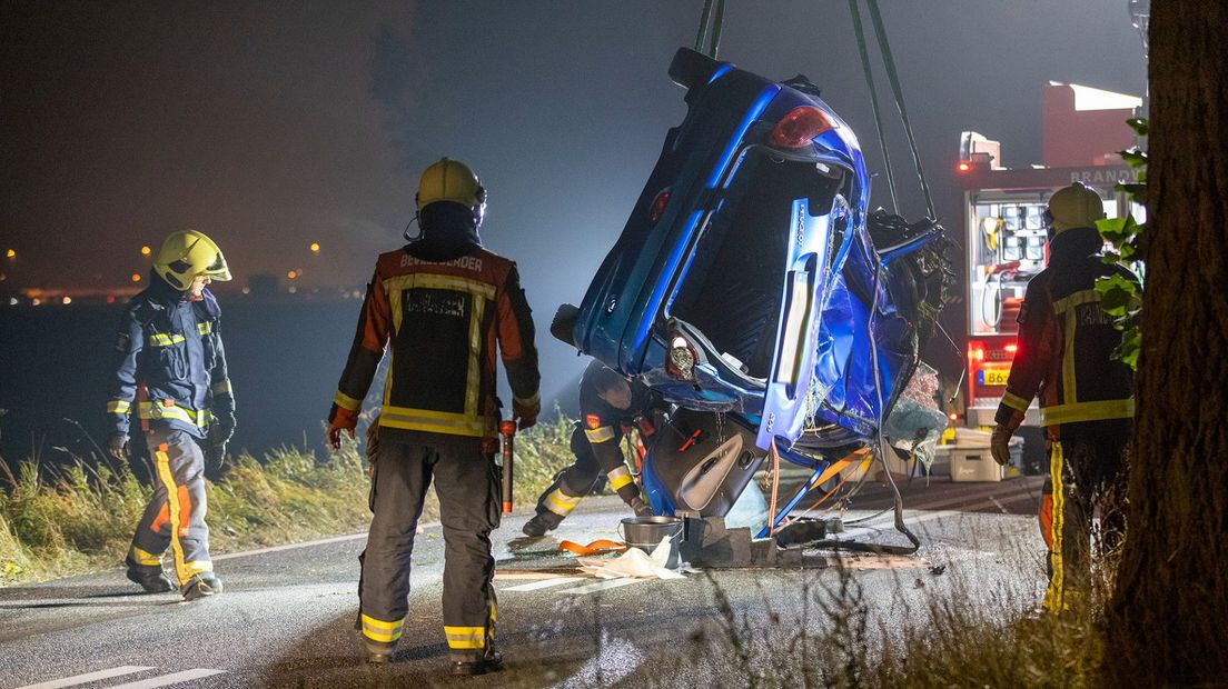 Man uit Leimuiden rijdt tegen boom en overlijdt - Omroep West