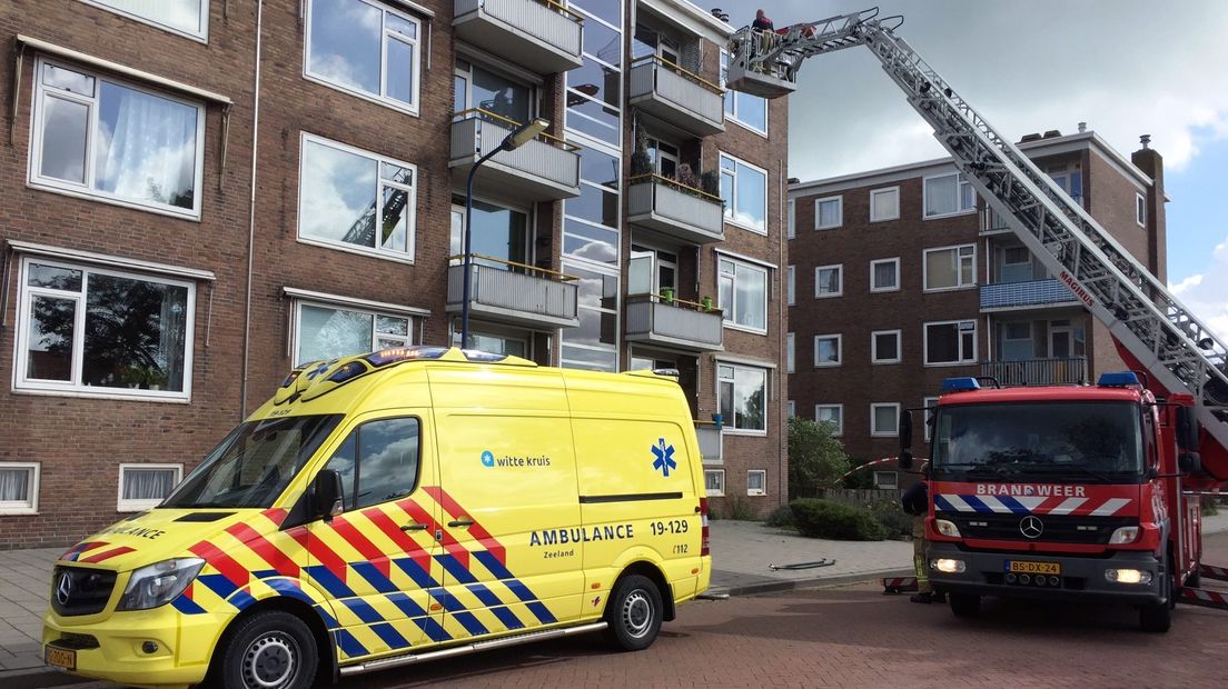 Bewoner van flatgebouw in Vlissingen wordt met ladderwagen naar beneden getakeld