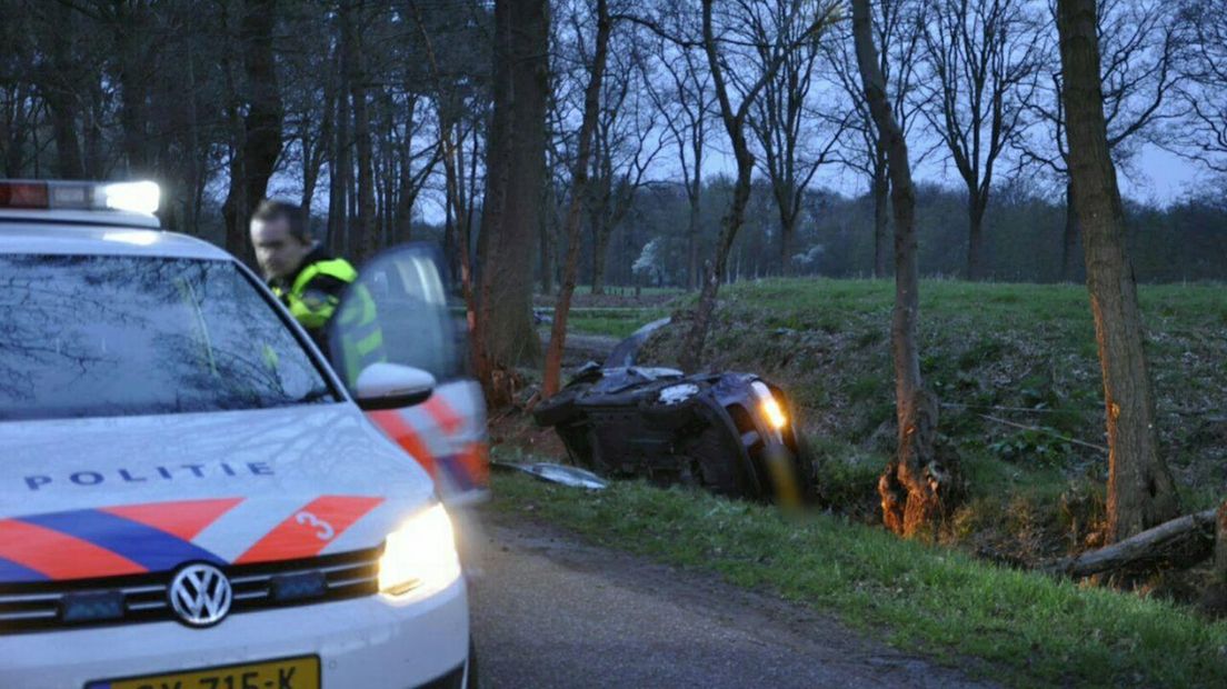 Auto in de sloot in Wierden
