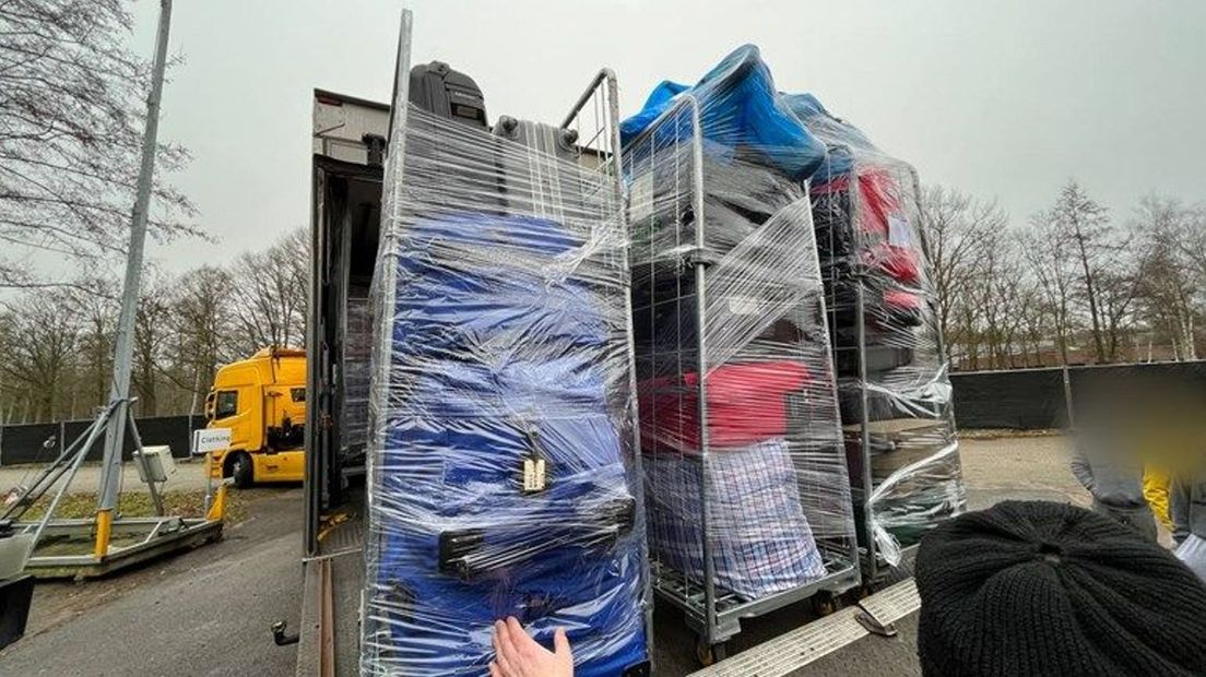 Vrachtwagen vol persoonlijke spullen voor bewoners noodopvang.