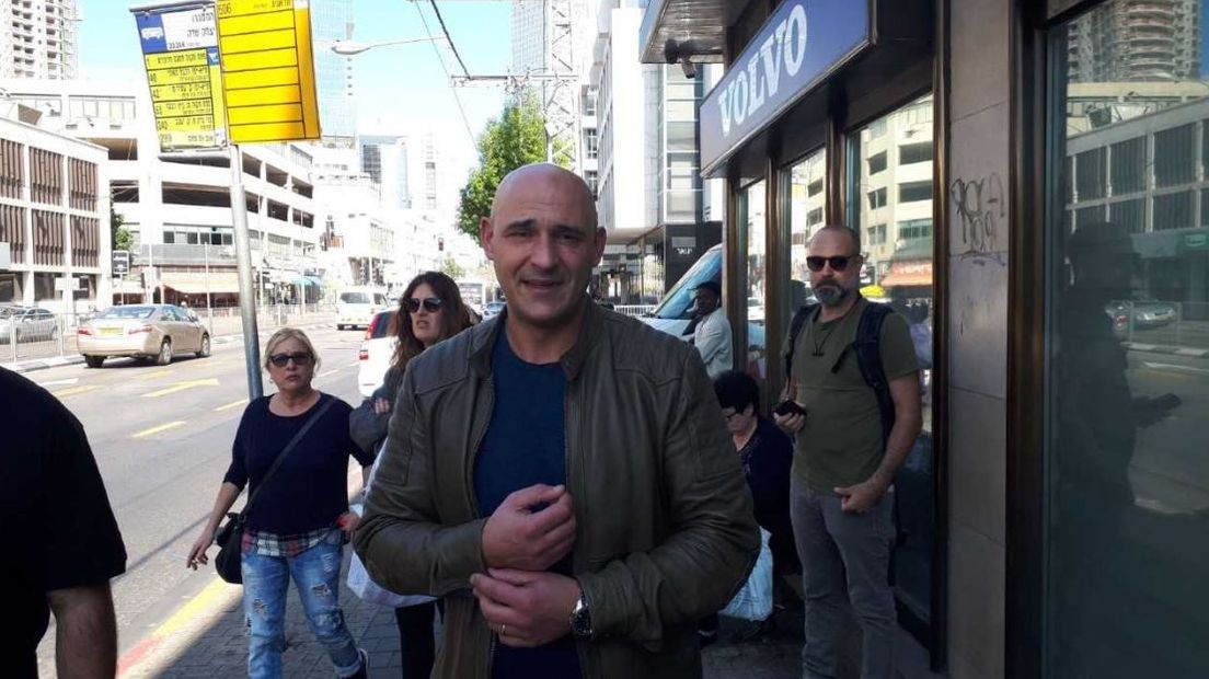 Mo Allach maakt een wandeling in Haifa in Israël (foto Sport5)