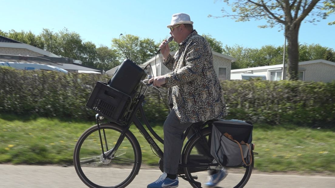 Michel fietst al zingend door de Deventer wijken als een vorm van dagbesteding
