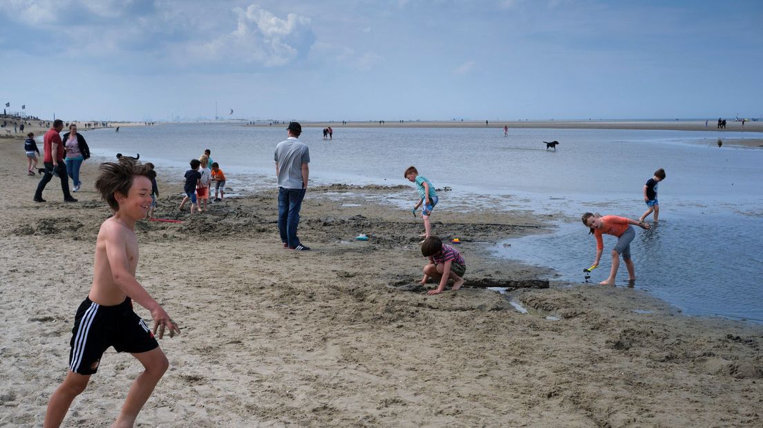 Kinderen spelen op het strand van Kijkduin