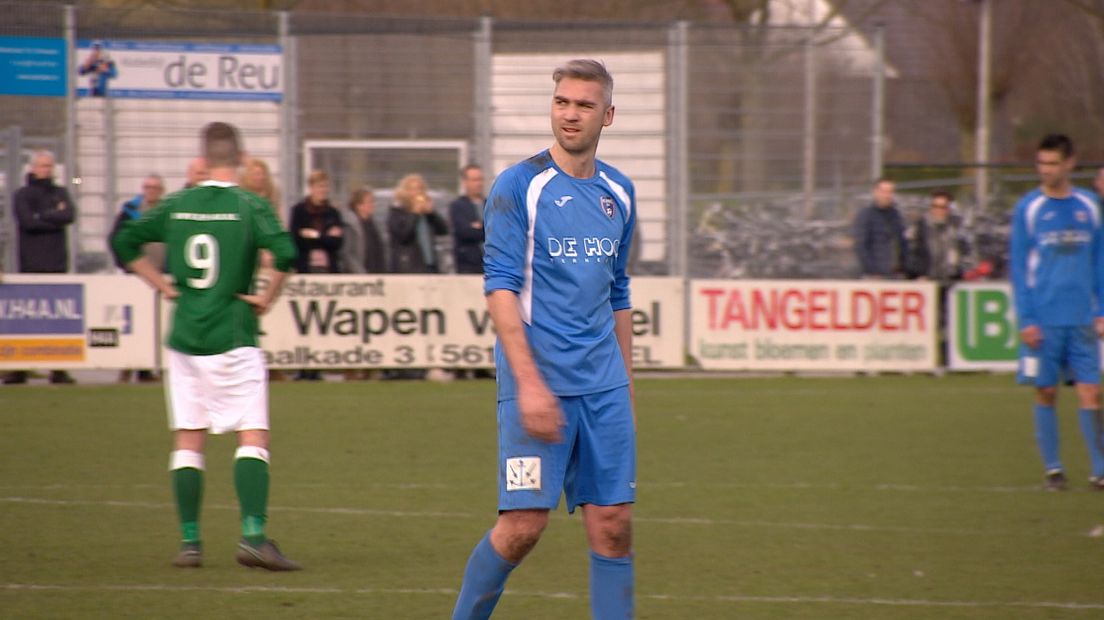 Oud-prof Destorme geniet bij FC Axel (video)