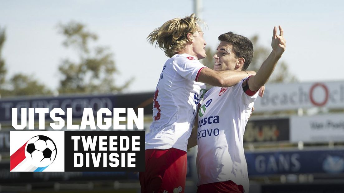 Noordwijk-aanvaller Emiel Wendt wordt bestormd na zijn doelpunt tegen ASWH