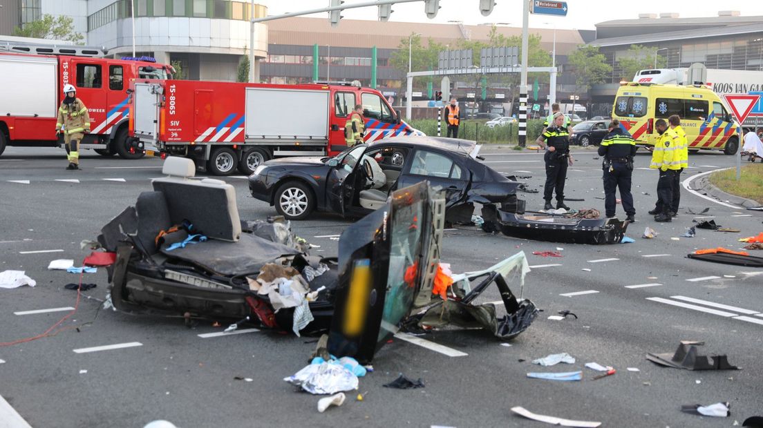 Bij de aanrijding raakte een auto zwaarbeschadigd