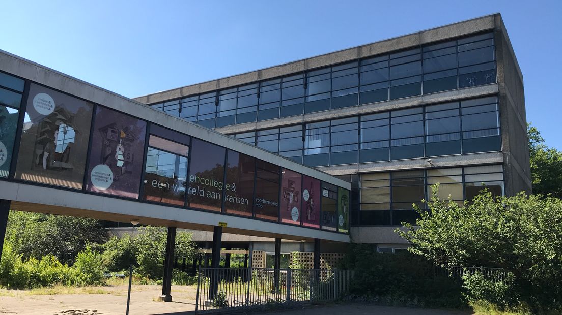 De voorzijde van het voormalige schoolgebouw (Rechten: RTV Drenthe)