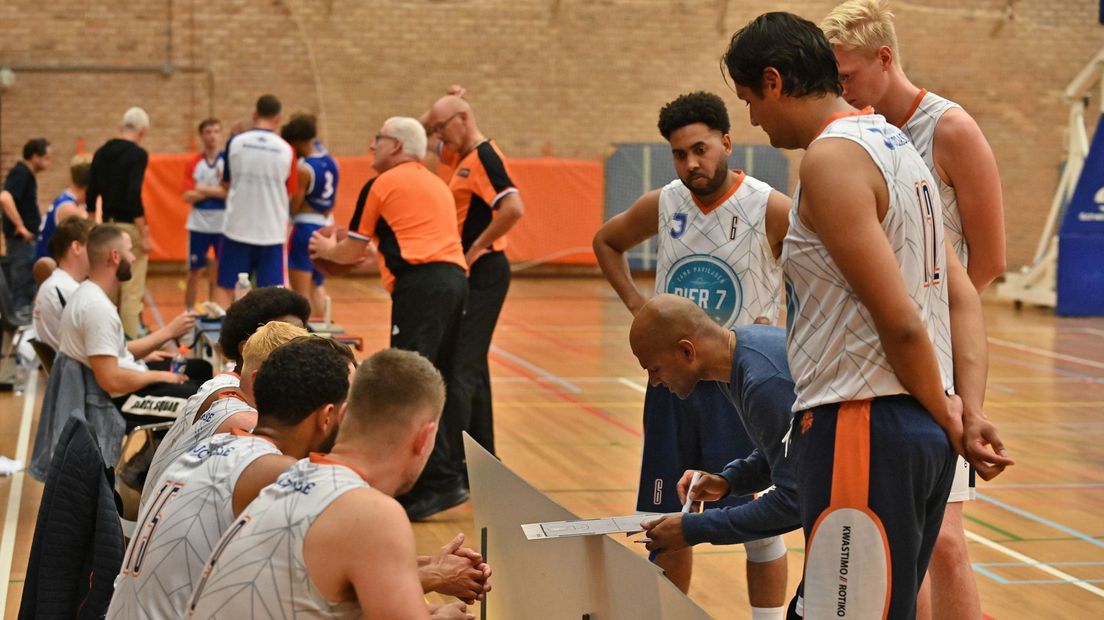 Coach Ragnes Aknoe probeert in een time-out de puntjes op de i te zetten