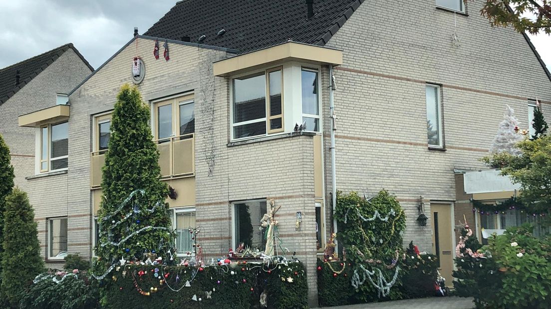 De voortuin van Hilco en Priscilla Janssen uit Malden is volledig in kerstsfeer. De tuin van de woning aan Het Halster werd zondag sfeervol ingericht. Zonder dat Hilco en Priscilla het zelf wisten.
