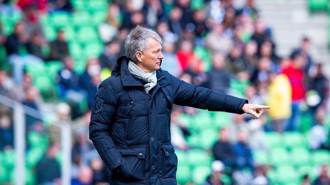 Frank Wormuth, de nieuwe trainer van FC Groningen, geeft aanwijzingen in de Euroborg