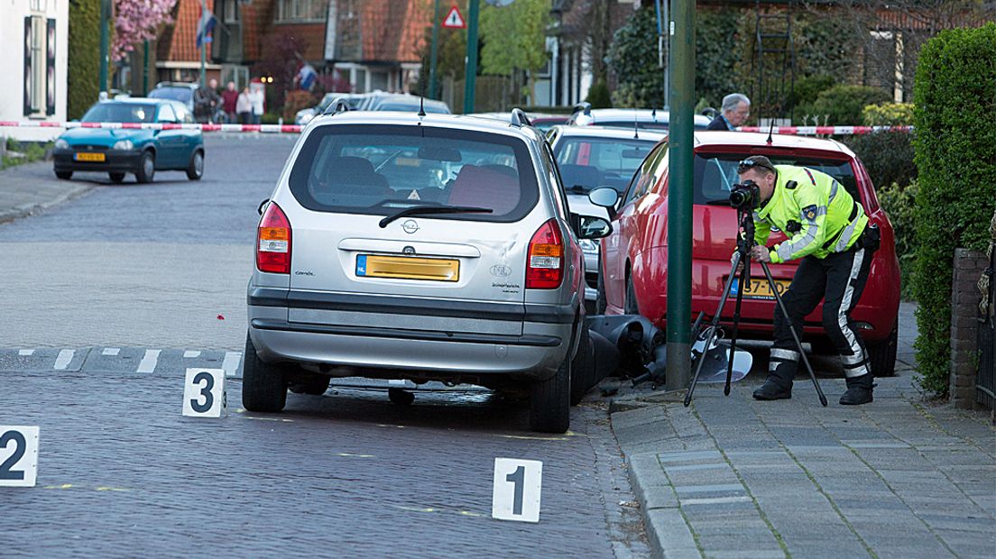Politie onderzoekt de plek des onheils na de burenruzie.