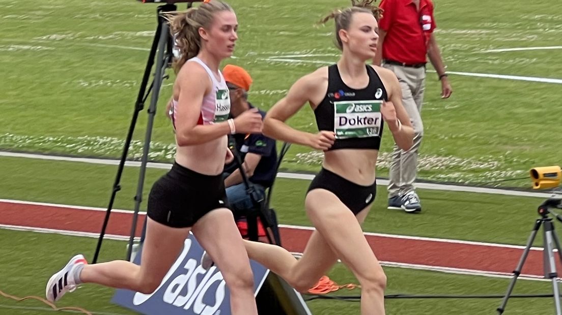 Sofie Dokter in actie op de 800 meter