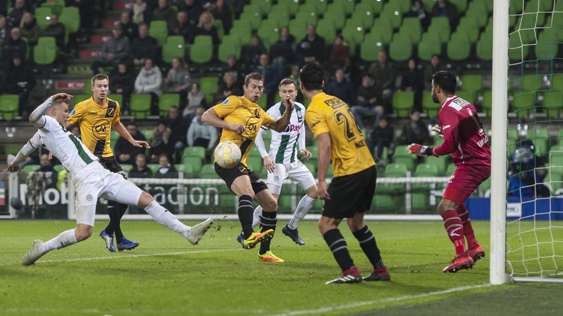 Memisevic, hier uiterst links, scoort de 5-2 tegen NAC en is aanvoerder namens de FC tegen VVV