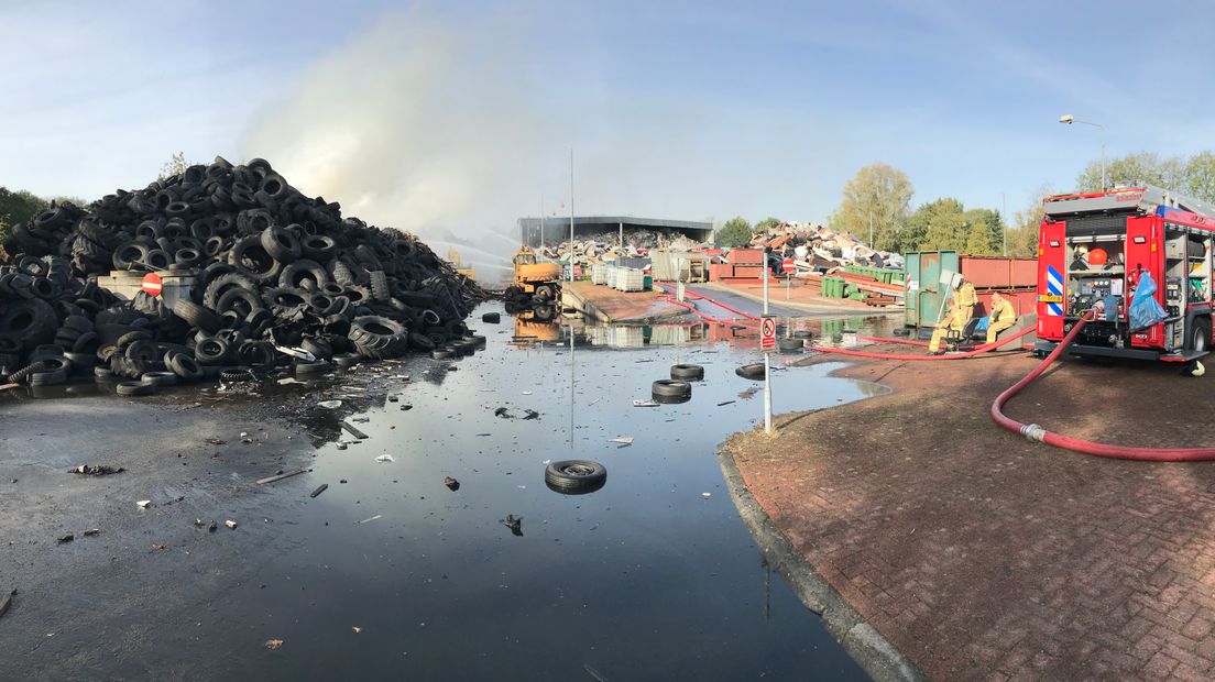 Een stapel hout en een berg met autobanden stond in brand (Rechten: RTV Drenthe/Andries Ophof)