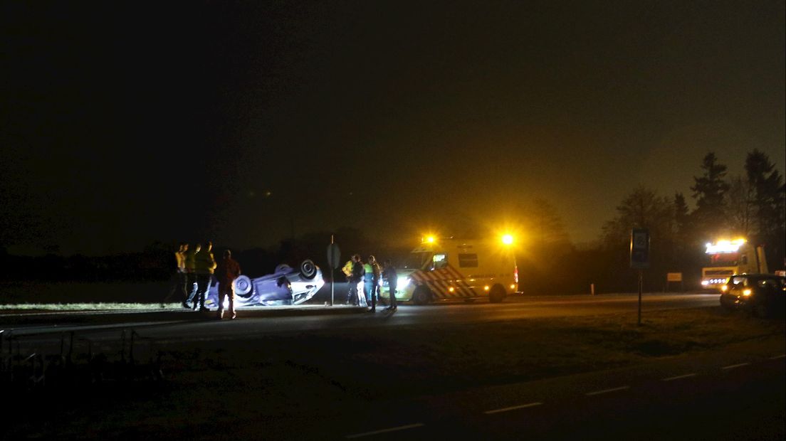 Auto over de kop bij Rijssen