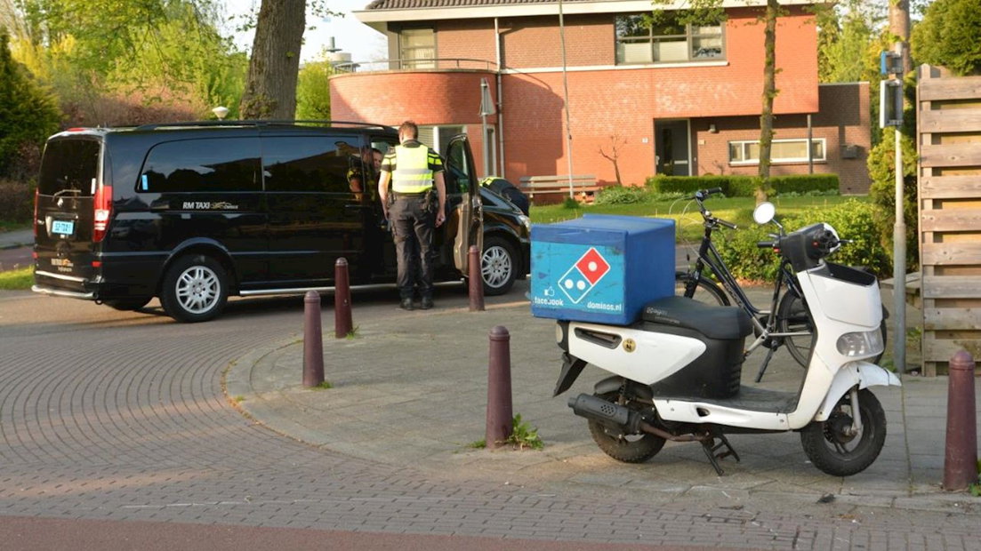 Pizzakoerier botst met taxi