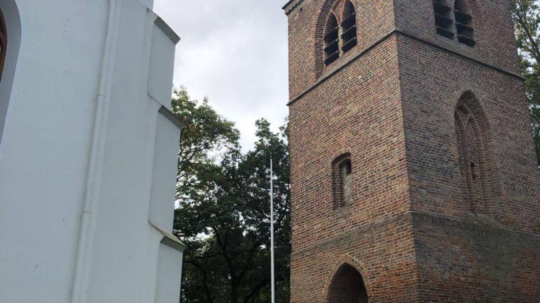 Over de oorzaak van het gat tussen kerk en kerktoren gaan vele verhalen rond (Rechten: Ineke Kemper/RTV Drenthe)