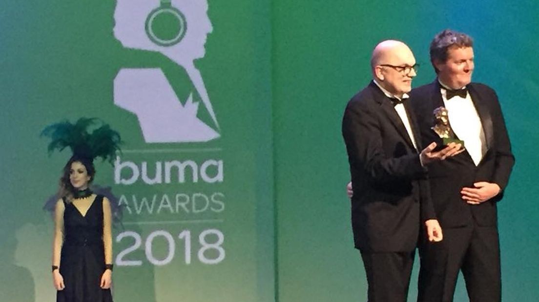 Jacob de Haan met Buma Cultuur-directeur Frank Helmink tijdens de uitreiking van zijn Award.