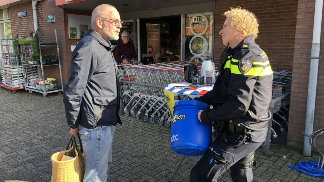 Wijkagent Lincy Reukers in gesprek met Tonnie Holkenborg.