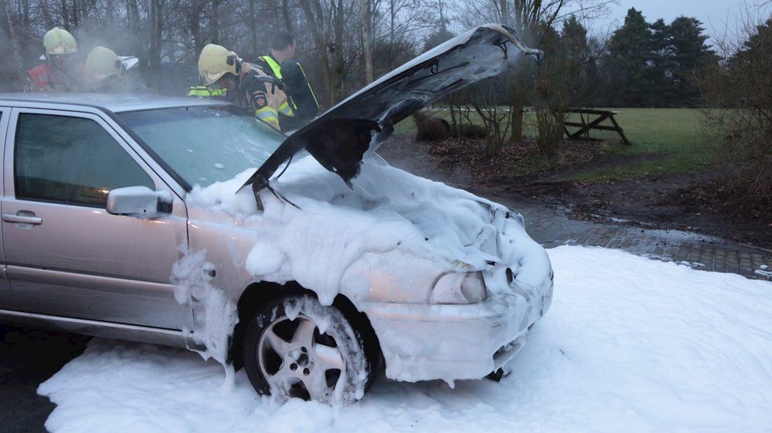 Auto zwaar beschadigd bij brand in Haarle