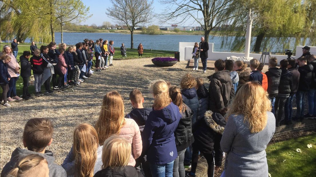 Kinderen herdenken bij het algemeen oorlogsmonument in Kampen