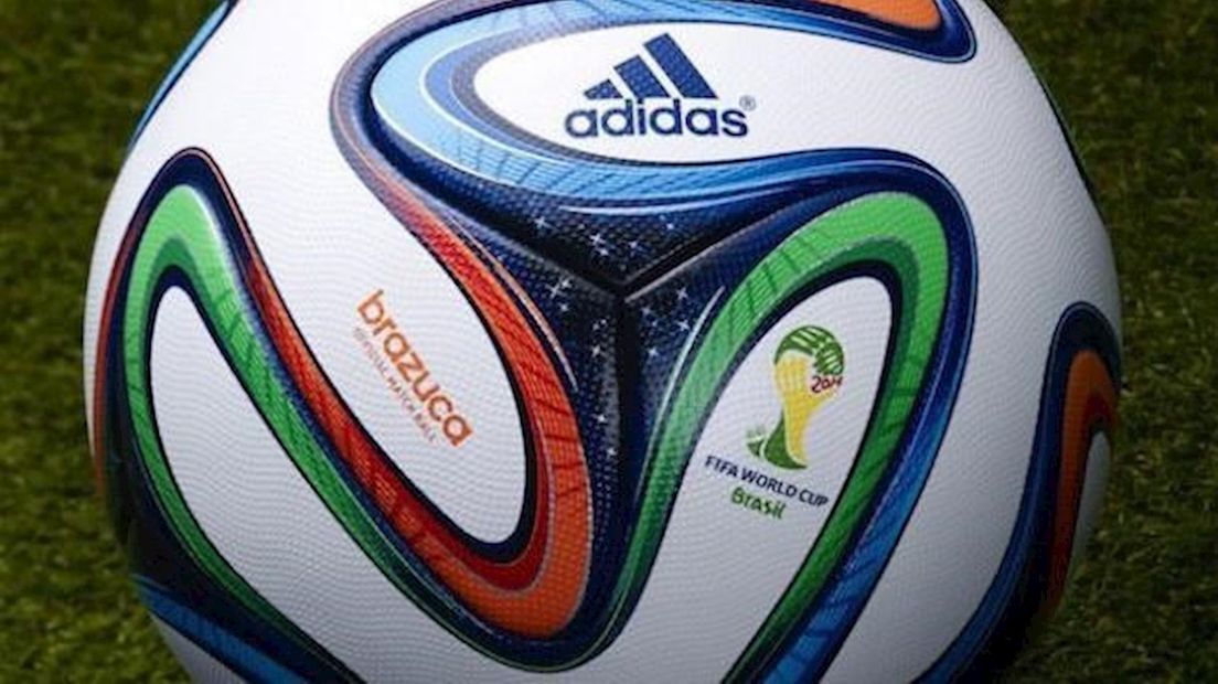 De bal waarmee gespeeld gaat worden op het WK
