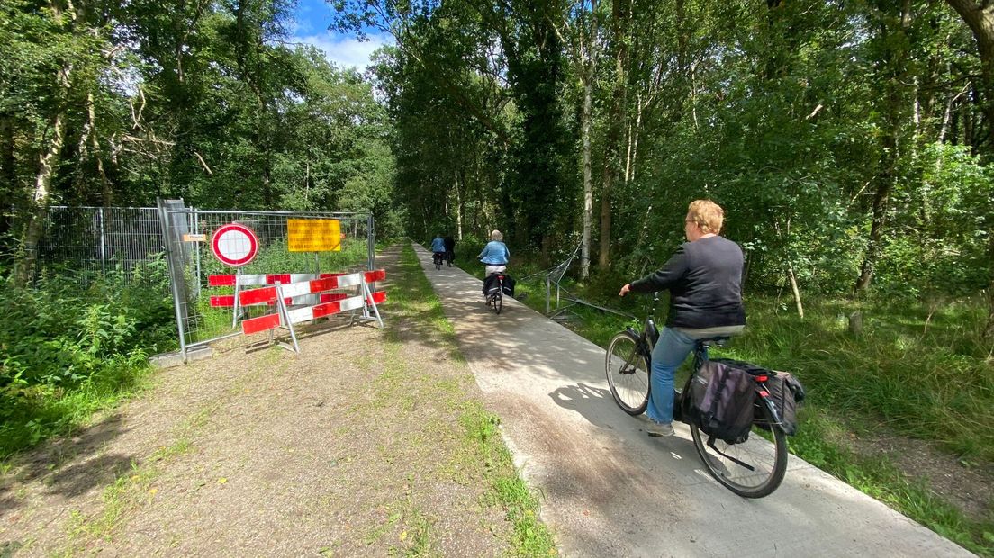 Fietsers maken dankbaar gebruik van het fietspad na de vernielingen van het hekwerk.