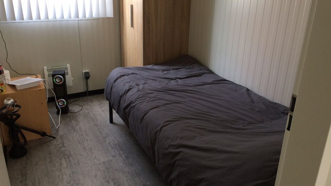 Een slaapkamer in de opvanglocatie