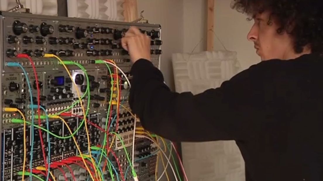 Kyteman en zijn modulaire synthesizer