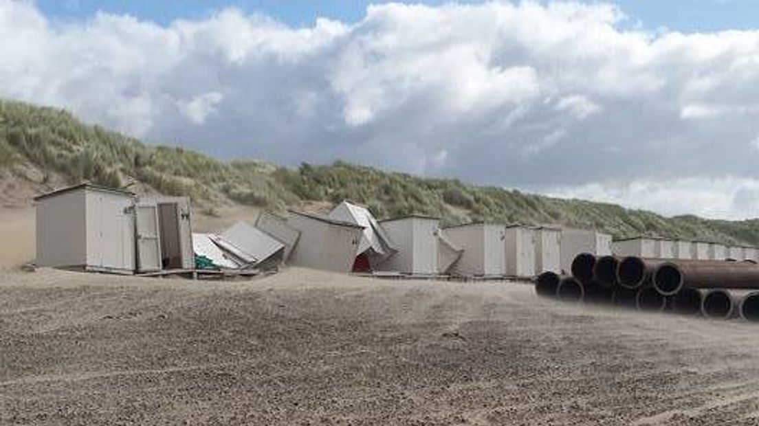 Storm verwoest zo'n vijftien strandhuisjes
