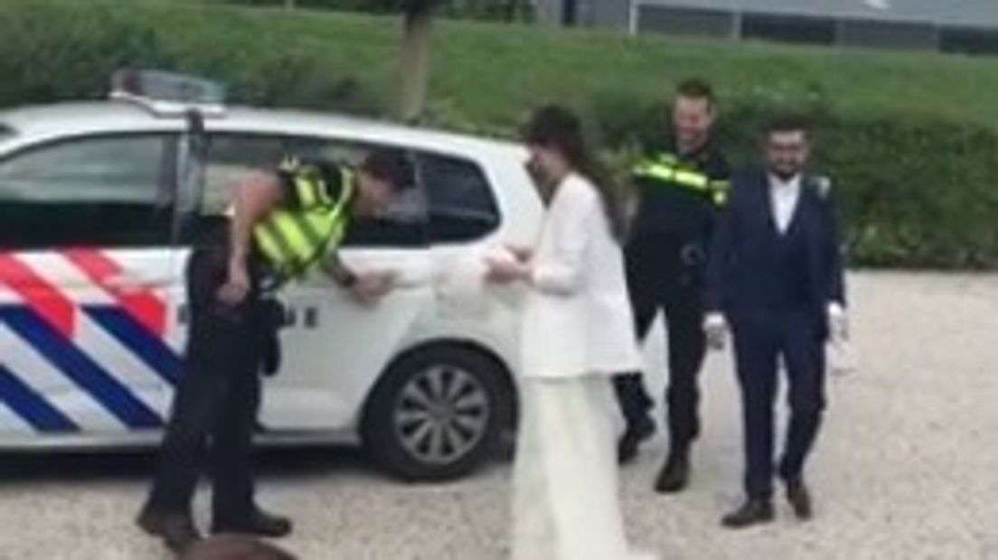 Politie redt bruidspaar met pech
