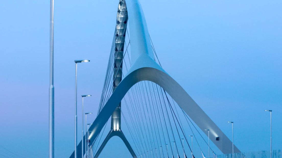 Een foto van de nieuwe Nijmeegse stadsbrug De Oversteek gaat de wereld over.
