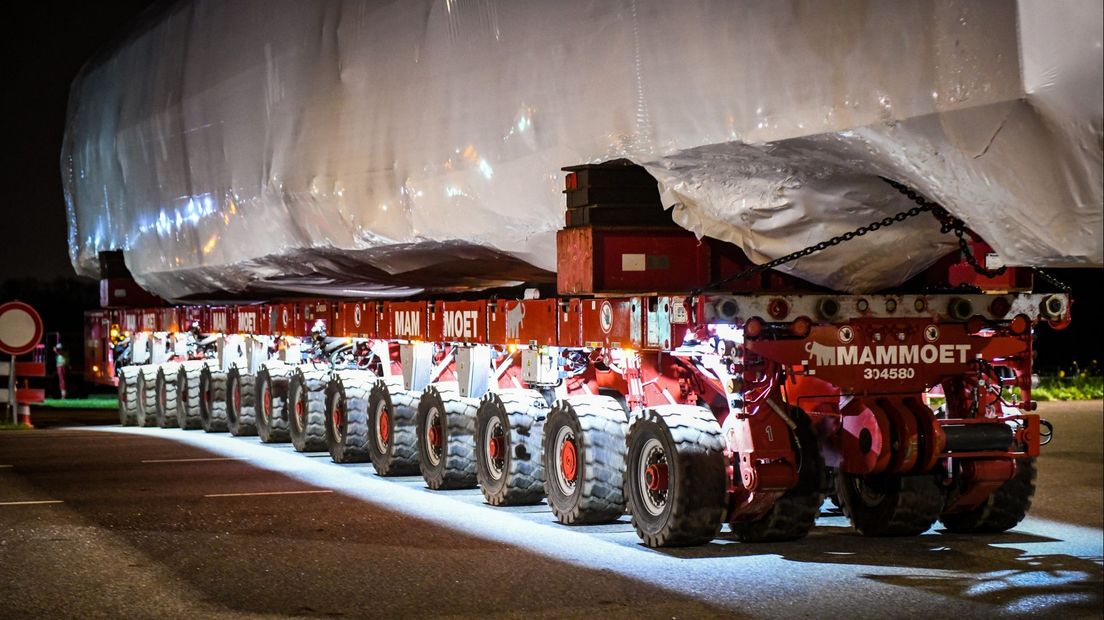 Op een trailer is het rijtuig vervoerd naar een afgelegen plek in Voorschoten