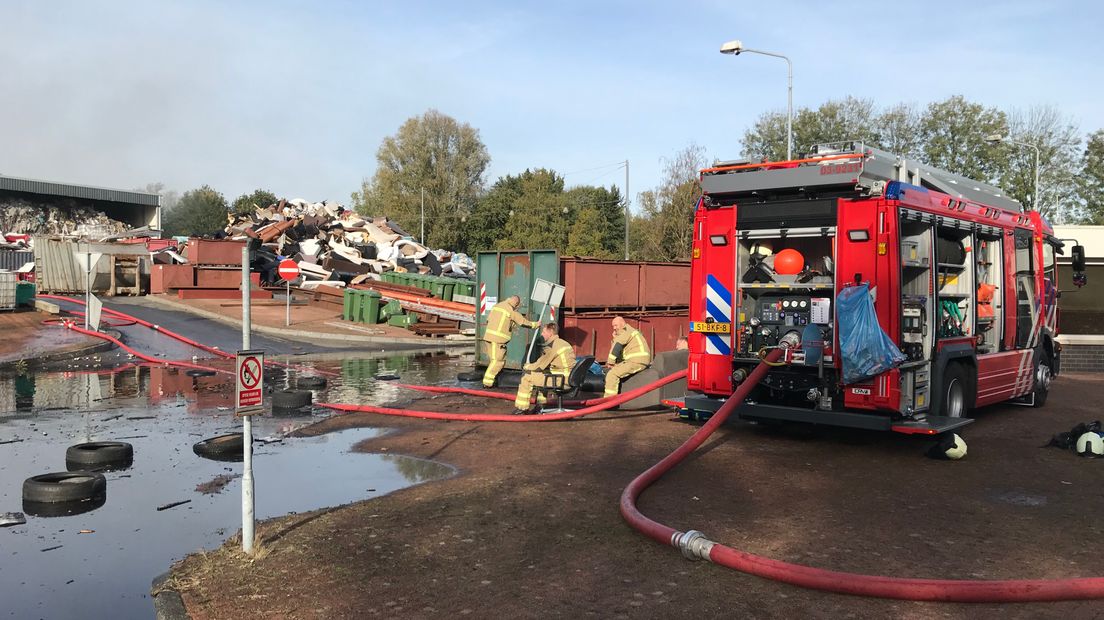 De brandweer is nog aan het nablussen bij Afvalrecycling Talen (Rechten: RTV Drenthe/Andries Ophof)