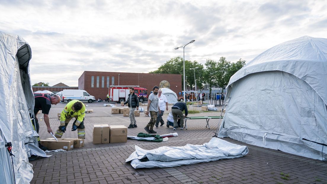 Het Rode Kruis en brandweerlieden zetten dinsdag tenten op