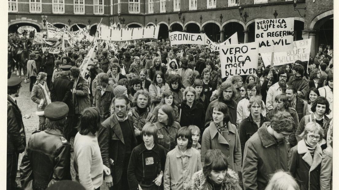 Demonstratie op het Binnenhof voor het behoud van de piratenzender Radio Veronica, 18 april 1973