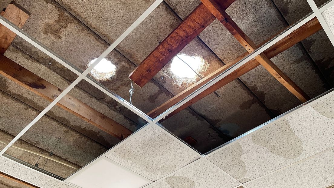 De gaten in het plafond boven de overblijfruimte.