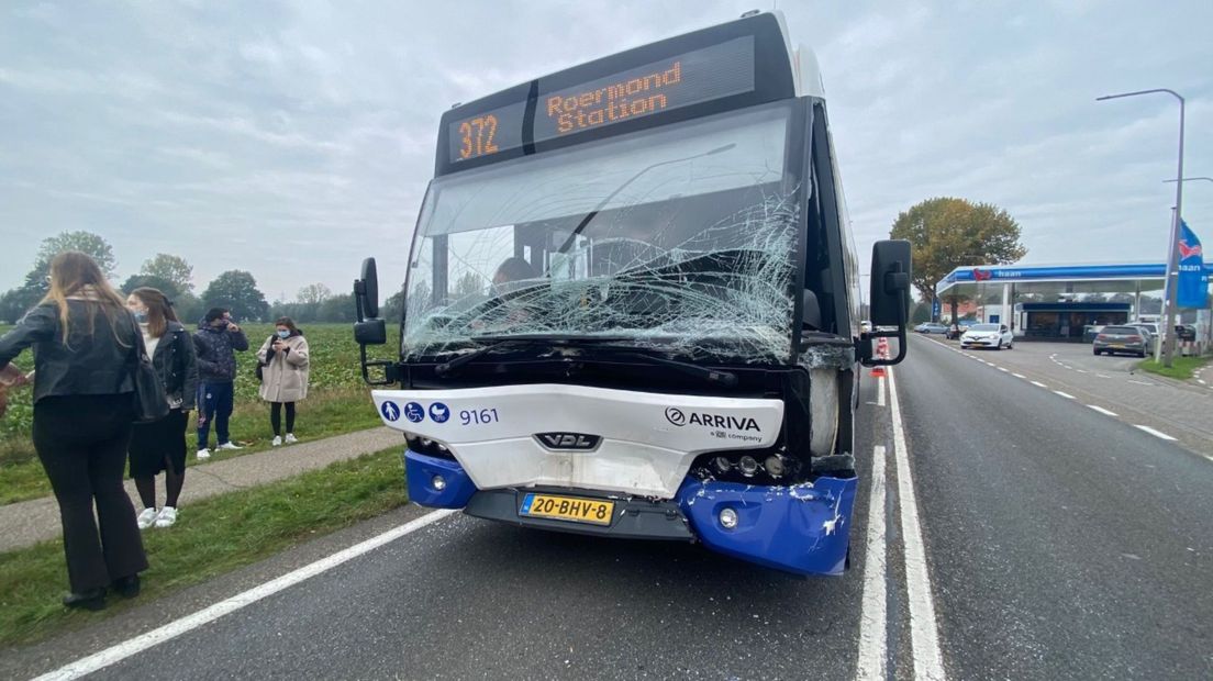 Lijnbus zwaar beschadigd na aanrijding met auto - 1Limburg | Nieuws en sport uit Limburg