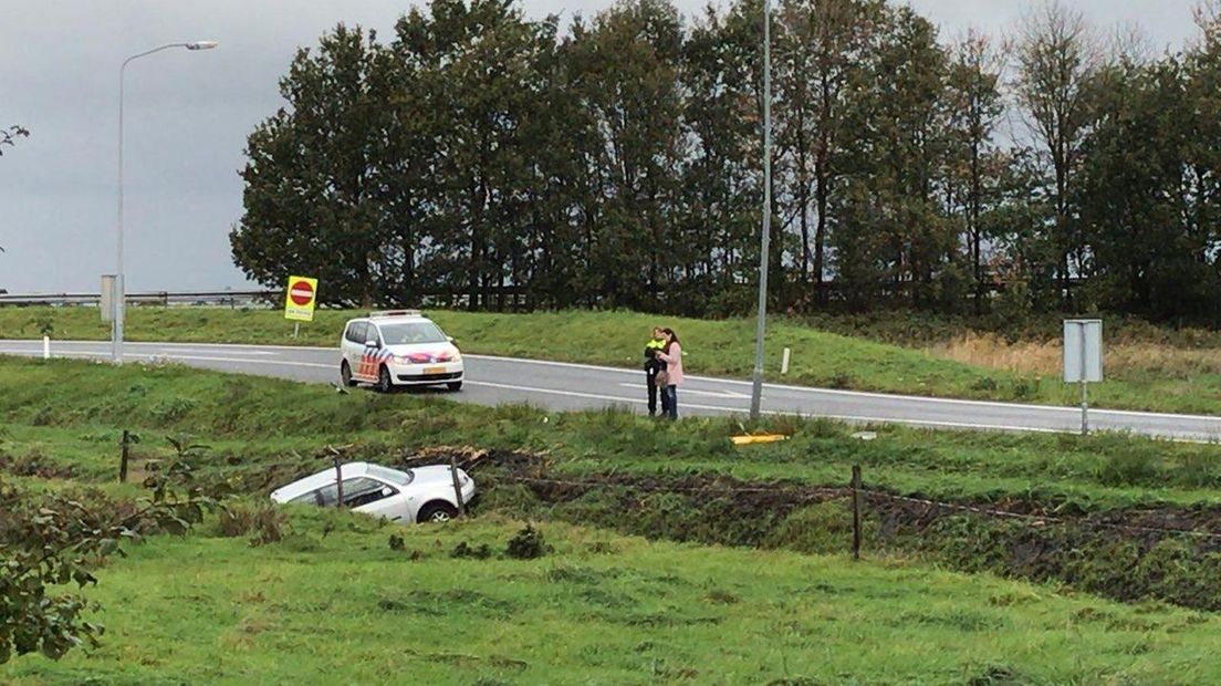 De bestuurder kwam met de schrik vrij na de glijpartij.