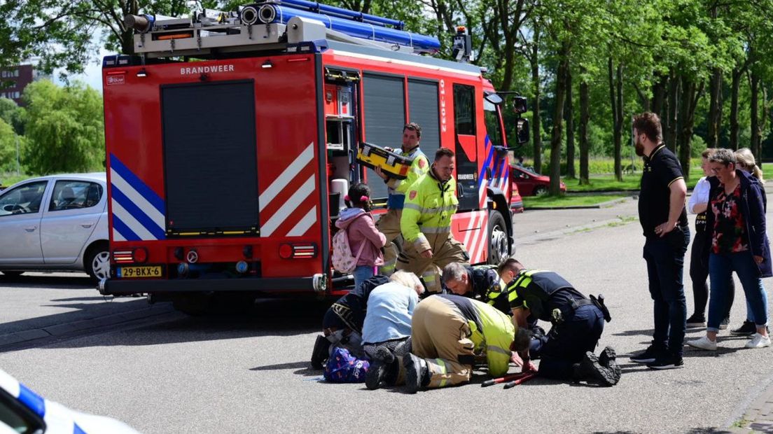 Met man en macht wordt geprobeerd het meisje te bevrijden