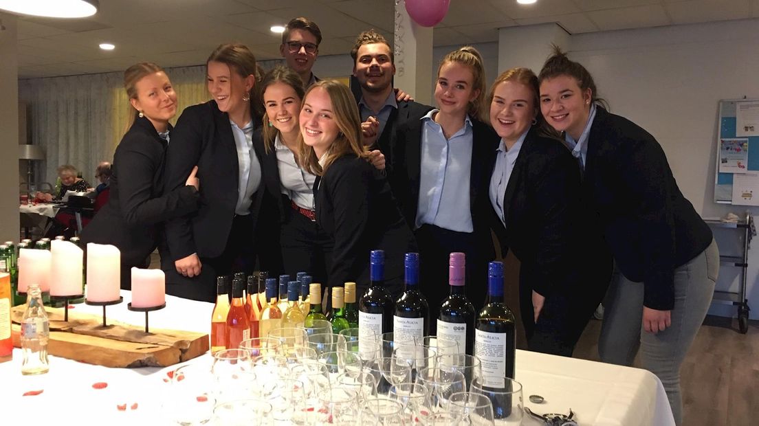 ROC-studenten organiseren een romantisch diner voor ouderen in verpleeghuis in Hengelo