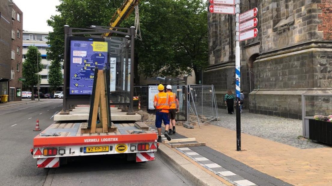 Het laatste bushokje aan de Grote Markt wordt weggehaald